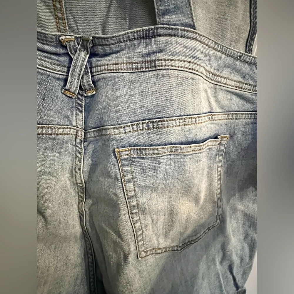 Torrid Light Wash Denim Overall Shorts - 24 - Picture 6 of 9